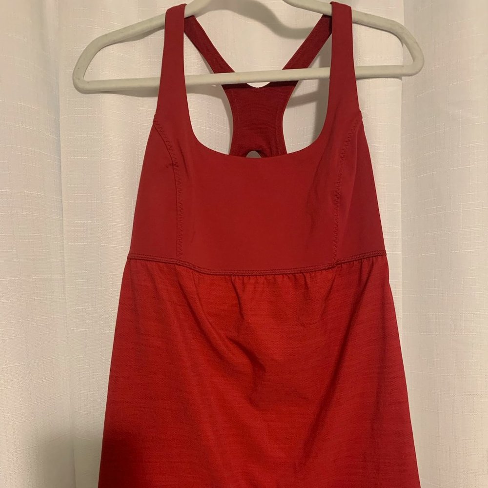 Lululemon red workout top with attached bra Size 8